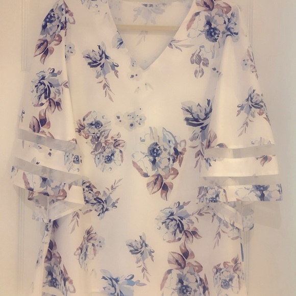 Ladies floral top - Picture 2 of 3